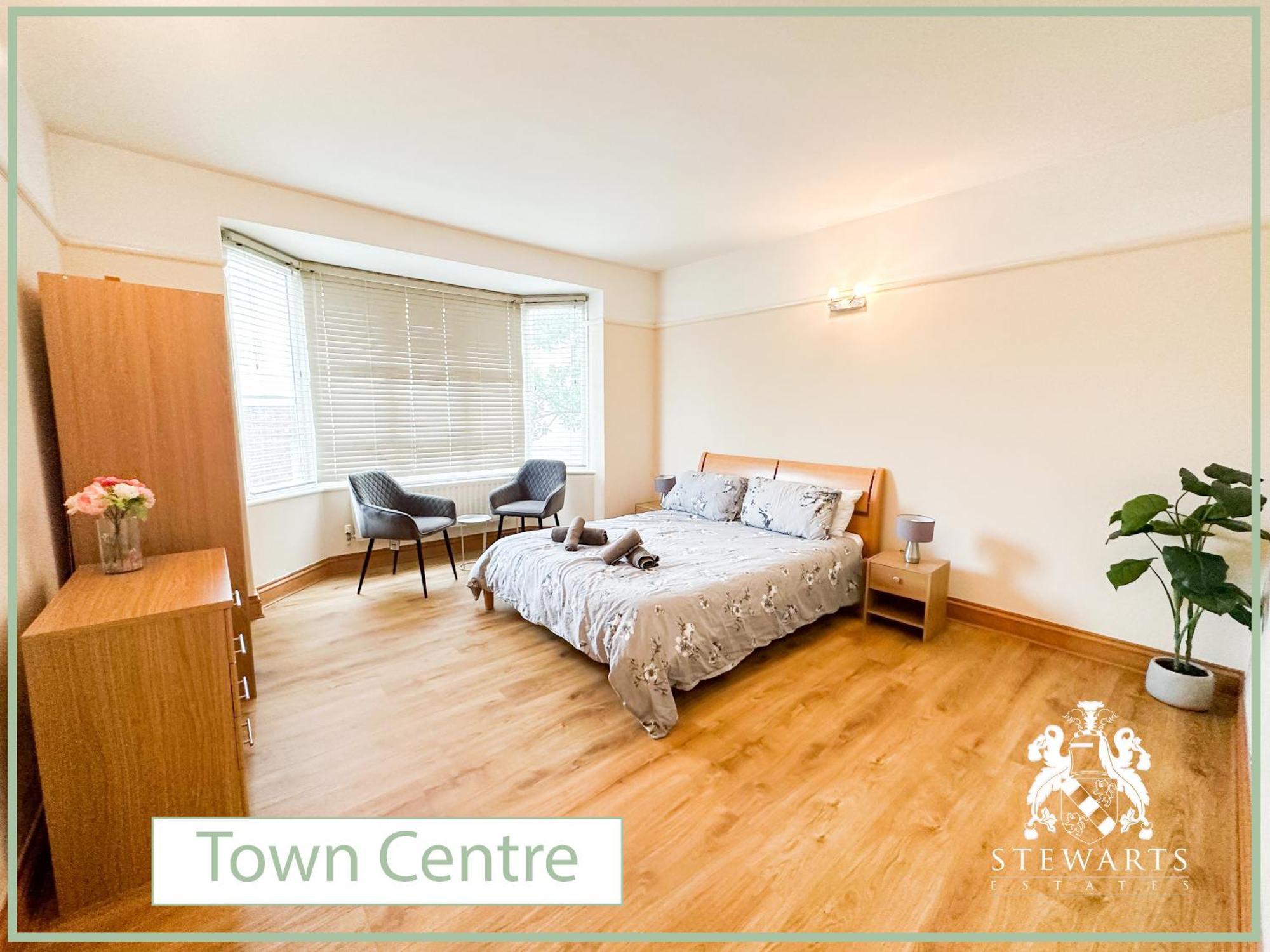 Town Centre Apartment Sleeps 9 Борнмът Екстериор снимка