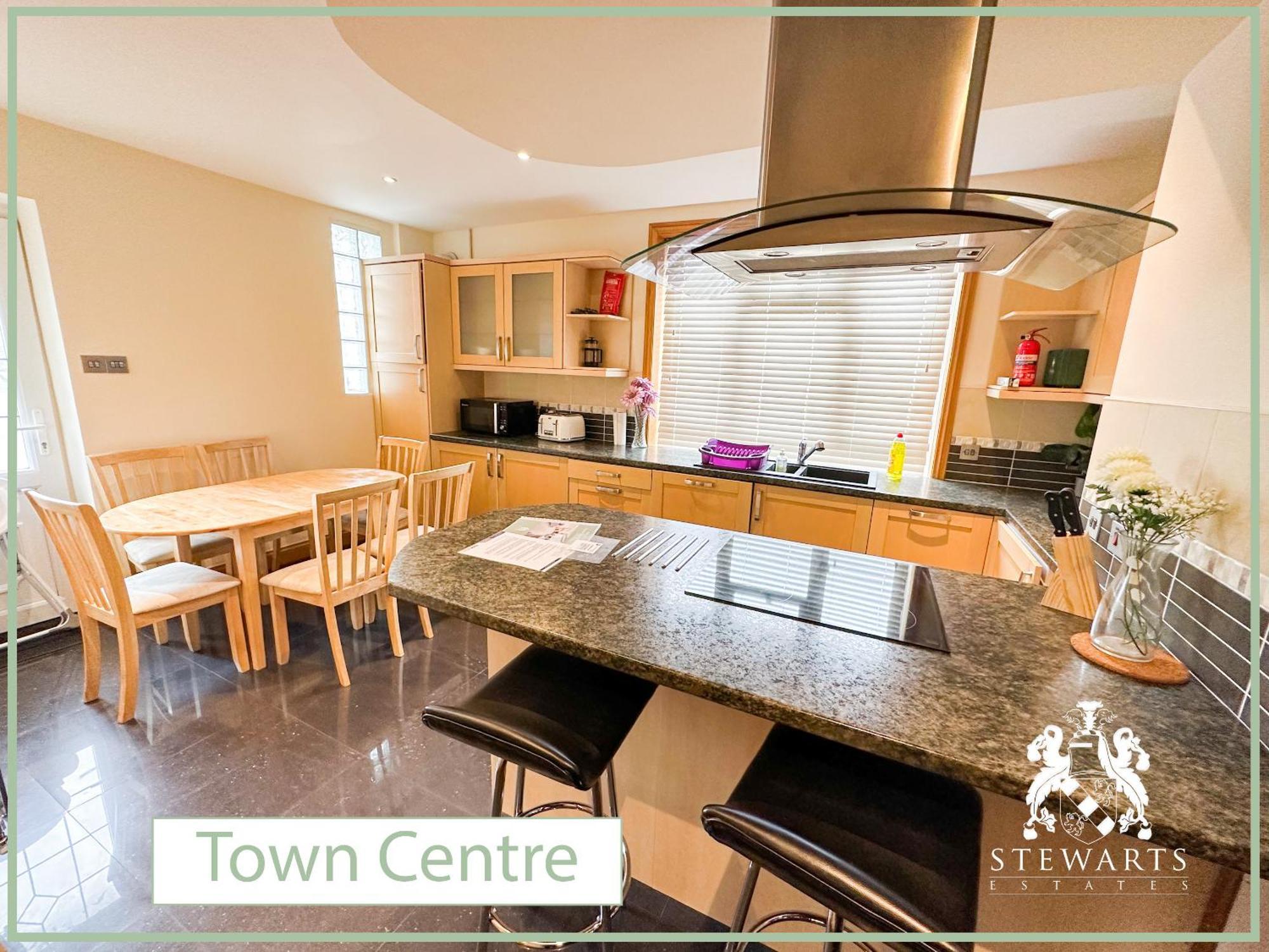 Town Centre Apartment Sleeps 9 Борнмът Екстериор снимка